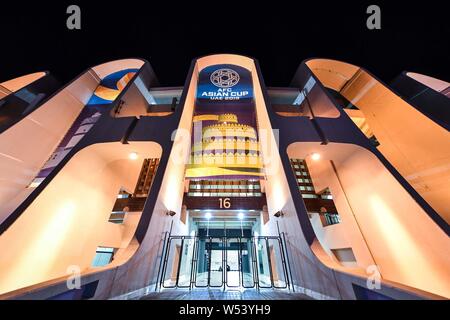 Le Mohammed bin Zayed Stadium de prendre le devant de la scène de la coupe d'Asie de l'AFC 2019 est éclairé par des lumières à Abu Dhabi, Emirats Arabes Unis, 8 Janvier 2 Banque D'Images