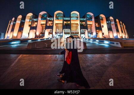 Le Mohammed bin Zayed Stadium de prendre le devant de la scène de la coupe d'Asie de l'AFC 2019 est éclairé par des lumières à Abu Dhabi, Emirats Arabes Unis, 8 Janvier 2 Banque D'Images