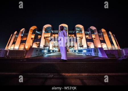 Le Mohammed bin Zayed Stadium de prendre le devant de la scène de la coupe d'Asie de l'AFC 2019 est éclairé par des lumières à Abu Dhabi, Emirats Arabes Unis, 8 Janvier 2 Banque D'Images