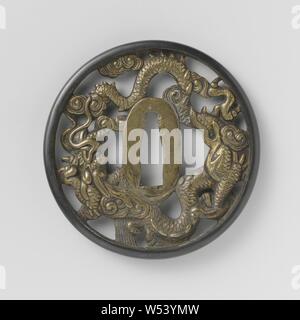 Protège-main, presque rond avec une tsuba dragon sinueux dans une silhouette positive et relief levé, la frontière est définie en shakudo., anonyme, Japon, 1600 - 1900, le laiton (alliage), d 0,7 cm × 8,3 cm d Banque D'Images