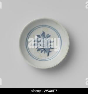 Saucer plat avec un jet de fleurs dans un médaillon, plat en porcelaine, décor peint en bleu. Sur l'étagère une fleur stylisée succursale dans un médaillon double. La glaçure est 1828, le fond est non. Trouvé sur Sulawesi. Bleu Blanc., anonyme, la Chine, l'c. 1300 - c. 1499, Yuan-dynastie (1279-1368) / Ming-dynastie (1368-1644) / Hongwu-période (1368-1398) / Jianwen-période (1399-1402) / Yongle-période (1403-1424) / Xuande-période (1426-1435) / Zhengtong-période (1436-1449) / Wahaha-période (1450-1456) / Tianshun-période (1457-1464) / Hongzhi-période (1488-1505), Porcelaine, glaçure (matériel), le cobalt (minéral Banque D'Images