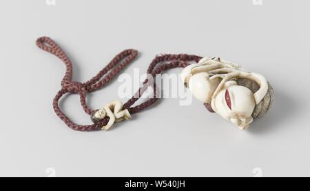 Netsuke, représentation d'une collection de fruits - grenat pommes, citrouilles, etc. - reliées par des branches. L'une des pommes a s'ouvrit, et affiche un intérieur peint en rouge. L'un de l'autre pomme montre une coupe (dommage ?). Le cordon d'origine est fixée à l'un des branches. Une petite dame-figure est suspendu à la corde, les jambes soulevées et sèche vers le haut., Japon, 1700 - 1900, période Edo (1600-1868), ivoire, w 4,2 cm × H 3,8 cm × 2,1 cm d 1,7 cm × w d 1 cm Banque D'Images