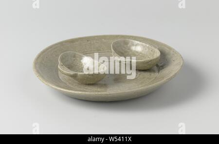 Saucer avec deux bols de vin, plat en grès (fixe) avec deux contenants de vin sur le dessus, recouverte d'un vert olive, glaçure craquelée légèrement., anonyme, la Chine, l'c. - 200 ch. 399, Six Dynasties (220-589), Grès, glaçure, la vitrification, H 2,7 cm d 16,5 cm d 12,2 cm Banque D'Images