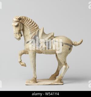 La figure d'un cheval tombe, tombe la figure ou la sculpture de la faïence en forme de cheval sellé. Tang., anonyme, la Chine, l'c. - 618 ch. 906, Tang-dynastie (618-907), argile, h 35,4 cm × w 37 cm × d 14 cm Banque D'Images