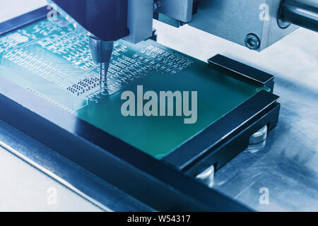 Automated manufacturing process for boards or microchips for electronics or computers. Banque D'Images
