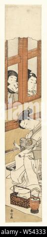 L'écriture de lettres courtisane espionnés par deux hommes, fenêtre, Suzuki Harunobu (mentionné sur l'objet), Japon, 1765 - 1770, gravure sur bois, papier couleur, h 688 mm × W 117 mm Banque D'Images