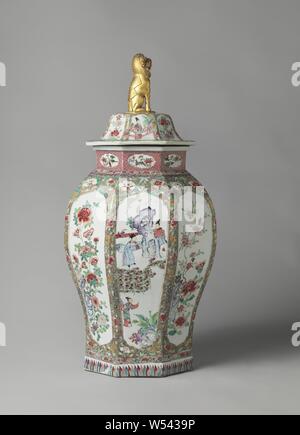 151064 ovoïde octogonal, Jarre recouverte avec des plantes à fleurs et les figures dans un jardin clôturé dans les panneaux, octogonale, en forme d'oeuf, pot couvert en porcelaine peinte sur l'émail en bleu, rouge, rose, vert, violet, noir et or. Le ventre est couvert de branches de pivoines sur fond d'une configuration en spirale. Sur chacun des huit côtés, sculpté d'un cartouche festonné alternant avec des sprays de fleurs (pivoine, chrysanthème, aster, prunus) près d'un rocher ou d'une ou plusieurs personnes sur une terrasse ou dans un jardin clos avec des plantes à fleurs et les rochers. Le cou avec travail serviette intercalés avec des cartouches lobes Banque D'Images