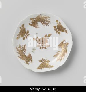 Les sprays de fleurs avec soucoupe et feng huangs, plat en porcelaine avec un six-bord lobé, peinte sur l'émail en rouge et or. Sur la plaque du plat trois feng huangs et trois branches de fleurs autour d'une branche de fleurs au centre, à l'arrière trois fleurs. Lait et sang., anonyme, la Chine, l'c. 1700 - c. 1724, Qing Dynasty, Kangxi (1644-1912) / (1662-1722) Période / Yongzheng-période (1723-1735), porcelaine (matériau), glaçure, dorure (matériau), la vitrification, H 2,2 cm d 13,2 cm d 8 cm Banque D'Images