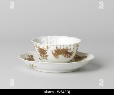 Tasse et soucoupe d'aérosols de fleurs et feng huangs, tasse et soucoupe en porcelaine avec un six-lobées, jante peinte sur l'émail en rouge et or. Sur la plaque du plat trois feng huangs et trois branches de fleurs autour d'une branche de fleurs au centre, à l'arrière trois fleurs, la tasse avec la même décoration, avec une fleur branche sur le fond. Une fissure dans le mur de la tête. Lait et sang., anonyme, la Chine, l'c. 1700 - c. 1724, Qing Dynasty, Kangxi (1644-1912) / (1662-1722) Période / Yongzheng-période (1723-1735), porcelaine (matériau), glaçure, dorure (matériau), la vitrification, H 4,8 cm h 4,3 cm d 8,8 Banque D'Images