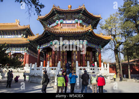 --FILE--personnes visitent le parc Jingshan, situé immédiatement au nord du musée du palais, sur le point central sur l'axe nord-sud de Beijing, Ch Banque D'Images