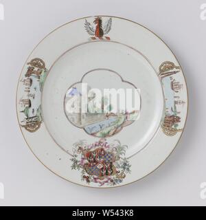 La plaque avec les armes de l'Cooke, Twysden et Warren famille, assiette de porcelaine, peint sur la glaçure en bleu, rouge, rose, vert, jaune, marron, noir et or. Sur l'étagère une cartouche lobées avec un paysage européen avec une forteresse et une personne sur le bord de l'eau, sur le mur de la frontière et les armoiries de la famille Cooke Warren et avec les armoiries de la famille Twysden dans le cœur. L'arme est divisé en quatre avions : 1. et 4. trois oiseaux couronné sur un fond rayé rouge-noir, 2. et 3. un sol à damiers en bleu et or avec un lion dans le coin gauche sur un fond rouge Banque D'Images