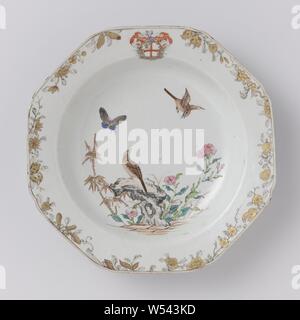 Assiette à soupe octogonale avec les armes de la famille Darcet et deux oiseaux et de plantes à fleurs près d'un rocher, octogonale assiette en porcelaine avec coins pincés, peinte sur l'émail en bleu, rouge, rose, vert, brun noir et or. Sur la télévision un oiseau sur un rocher avec des plantes à fleurs et de bambou, dans le ciel un deuxième oiseau et un papillon, à la périphérie de la crête de la famille Darcet avec une croix rouge et d'un dragon, sur le bord des branches de fleurs et de fruits en encre de Chine. Quelques jetons dans le bord. Avec l'émail de porcelaine d'armes nucléaires. couleurs, anonyme, la Chine, l'c. 1740 - c. 1760, dynastie Qing-(1644-1912 Banque D'Images