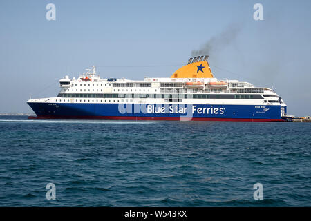 L'île de Naxos, Grèce - 11 juillet 2019 : Patmos Blue Star Ferries et d'unboarding au port de Naxos, Grèce Banque D'Images