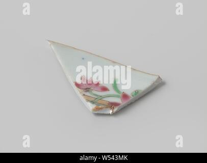 Sauver -plat avec les armoiries de la famille Zurmegede, tesson de plat en porcelaine avec bord cannelé, peinte sur l'émail en bleu, rouge, rose, vert, jaune, noir et or. Fragment de porcelaine d'armes nucléaires avec l'émail couleurs., anonyme, la Chine, l'c. 1755 - c. 1760, dynastie Qing-(1644-1912) / période de Qianlong (1736-1795), Porcelaine, glaçure (matériel), de l'or (métal), la vitrification, H 3 cm × w 4,5 cm × 0,3 cm d Banque D'Images