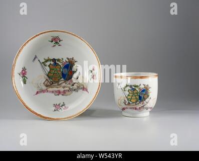 Tasse avec poignée avec les armes de la famille de six et Andriessen, plat en porcelaine peinte sur l'émail en bleu, rouge, rose, vert, jaune, noir et or. Sur la télévision l'alliance des Six armes et Andriessen familles. Sur le côté gauche l'arme de six en vert et or. Au-dessus d'un casque avec vrilles, mais aucun signe de casque. L'Andriessen armoiries sur la droite est divisée en deux domaines, un fond bleu avec une roue et un fond noir avec une rose. L'arme est entouré de guirlandes et une couronne est peint au-dessus de l'arme. Les deux armes se tenir sur les nuages entouré par un mât Banque D'Images