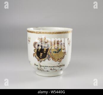 Tasse avec poignée avec les armes de la Van Blommenstein et famille De Roos, Porcelaine, tasse oreille peinte sur l'émail en bleu, rouge, rose, vert, jaune, noir et or. Sur le mur extérieur de l'alliance des armoiries de la Van Blommenstein De Roos et familles. L'arme à gauche de la famille Van Blommenstein a un fond noir avec trois chardons d'or ou des soucis. Les armoiries de la ville à gauche de la famille De Roos a un fond doré avec une rose. Dans ces deux familles, une couronne est présenté ci-dessus, les armoiries en rouge et or, et le couvercle est composé de rouleaux de style rococo. Ci-dessous c'est un Banque D'Images