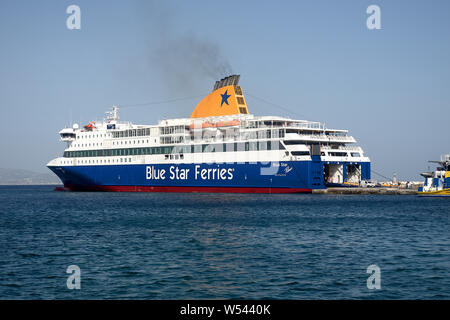 L'île de Naxos, Grèce - 11 juillet 2019 : Patmos Blue Star Ferries et d'unboarding au port de Naxos, Grèce Banque D'Images