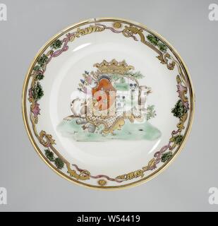 Soucoupe sur les armes de la Van Oyen, le quai et les familles Ingenool, plat en porcelaine, peintes sur l'émail en bleu, rouge, rose, vert, jaune, noir et or. Sur l'étagère des armoiries du Van Oyen et familles de Quay à laquelle Ingenool a été ajouté. Les armoiries de la ville à gauche de la famille Van Oyen a un fond rouge avec trois golden fleur-de-lis sur elle. L'arme à droite du quai et de familles Ingenool est divisé en quatre zones : 1. et 4. une barre verte avec une feuille au-dessus, 2. et 3. trois fleurs en vert et bleu. Les boucliers sont entourés par une sélection de trophées militaires Banque D'Images