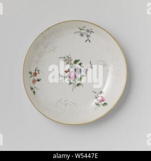 Fleurs soucoupe d'aérosols, plat en porcelaine, peintes sur l'émail en bleu, rouge, rose, vert, jaune, noir et or. L'avant avec trois branches de fleurs sur le mur et un groupe de fleurs au centre en émail rose, parmi les branches de fleurs sur le mur trois fois un groupe de fleurs à bianco sopra bianco. Une fissure dans le mur. Famille rose., anonyme, la Chine, l'c. 1775 - c. 1799, dynastie Qing-(1644-1912) / période de Qianlong (1736-1795) / Jiaqing-période (1796-1820), Porcelaine, glaçure (matériel), de l'or (métal), la vitrification, H 3 cm d 13,7 cm d 8,7 cm Banque D'Images