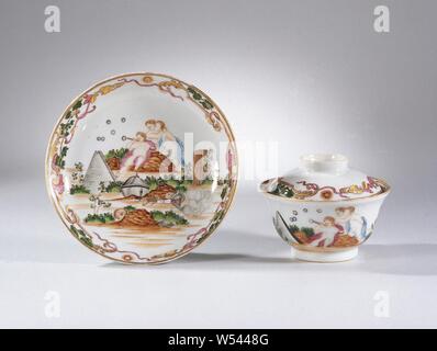 Coupe couverte en forme de cloche avec une image symbolique de Trois putti et différents objets, en forme de cloche, tasse de porcelaine peinte sur l'émail en bleu, rouge, rose, vert, jaune, marron, noir et or. Sur le mur une représentation symbolique avec trois putti, l'un des qui souffle des bulles de savon dans un tuyau, pour eux un panier en osier, pyramide, skull, masque, couronne, globe, livres et autres objets, le bord intérieur d'une bande de feuilles de vignes et de deux soleils avec un visage radieux. Présentation d'après un dessin de Jacob de Wit (1695-1754), 'Allégorie de l'errance". Une fissure dans le mur de la tête. Représentation européenne dans Banque D'Images