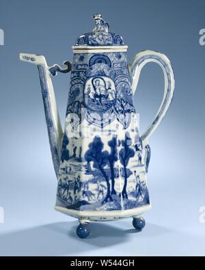 Coffee pot octogonal avec la chasse et scènes mythologiques, pot de café octogonale en porcelaine sur trois pieds sphériques, d'un corps conique avec des murs droits et une oreille en forme de c, peint en bleu sous glaçure. Le bec est courbé vers l'extérieur long à la fin et relié à la caisse avec un élément en forme de S en haut. Le mur est divisé en deux parties. Le fond avec une représentation continue d'une partie de chasse dans un paysage. La partie supérieure se compose d'un large, bande décorative avec curl, shell, motifs floraux, vignes et deux cartouches contenant la représentation mythologique de l'Europe et Banque D'Images