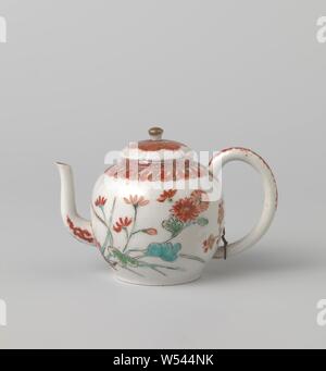 Théière avec des plantes à fleurs et plantes ornementales frontières, théière en porcelaine avec un corps sphérique, en forme de c et d'oreille en forme de S, la tuyère peint sur la glaçure en bleu, rouge, vert, noir et or. Sur le mur trois plantes à fleurs (lotus, chrysanthème, prunus). L'épaule d'une bande décorative, le bord avec une bande à curl. Vignes de fleur sur l'oreille et bec verseur. Le couvercle est modélisé dans la forme d'une fleur avec une fleur stylisée, peint sur le dessus. Décoré dans l'Europe dans le style Imari chinois., anonyme, la Chine, l'c. 1736 - c. 1795, dynastie Qing-(1644-1912) / période de Qianlong (1736-1795), porcelaine Banque D'Images