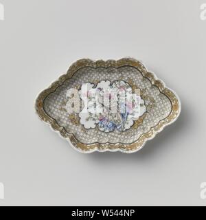 Le bac avec un faisan à la cuillère sur un rocher et faites défiler jusqu'aux fleurs, porcelaine Pattipan, rectangulaire et hexagonal avec lobées, mur peint sur l'émail en bleu, rose, vert, jaune, noir et or. Sur l'étagère d'un cartouche en forme de feuille entourée de pulvérisations, contenant un faisan sur un rocher avec des plantes à fleurs, sur l'étagère et serviette mural travailler en encre de Chine, le bord intérieur d'une bande de fleurs de vignes. Face inférieure non vitrés. Une fissure dans le mur. Formes européennes avec famille rose., anonyme, la Chine, l'c. 1725 - c. 1749, dynastie Qing-(1644-1912) / Yongzheng-période (1723-1735) / (1736-période Qianlong Banque D'Images