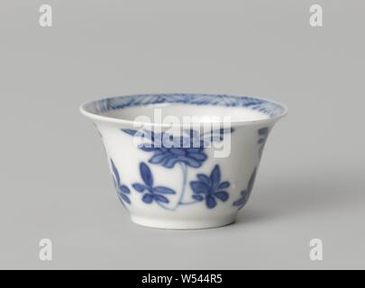 Coupe en forme de cloche avec les sprays de fleurs, en forme de cloche, tasse de porcelaine peinte en bleu sous glaçure. Sur le mur extérieur des branches de fleurs (pivoine, prunus). Sur le fond d'une branche de fleurs et le bord intérieur de l'éclosion. Inscrite sur le fond avec 'shou'. Fleurs bleu et blanc, ornement, anonyme, la Chine, l'c. 1700 - c. 1724, Qing Dynasty, Kangxi (1644-1912) / (1662-1722) Période / Yongzheng-période (1723-1735), Porcelaine, glaçure (matériel), le cobalt (minéral), la vitrification, D. 4.2 cm Banque D'Images