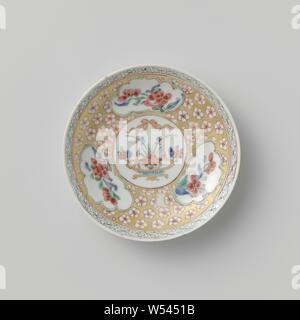 Soucoupe d'un panier de fleurs et boutons de fleurs, les sprays, plat en porcelaine, peintes sur l'émail en bleu, rouge, rose, vert, noir et or. Sur l'appartement dans le centre d'un médaillon avec un panier de fleurs de lotus, autour du médaillon une large bande avec fleurs encastré dans une masse d'or, sur trois cartouches enregistrées avec des plantes à fleurs, l'edge avec nappes travail. Famille rose., anonyme, la Chine, l'c. 1725 - c. 1749, dynastie Qing-(1644-1912) / Yongzheng-période (1723-1735) / période de Qianlong (1736-1795), Porcelaine, glaçure (matériel), de l'or (métal), la vitrification, H 1,8 cm d 5,8 cm 10,3 cm d Banque D'Images