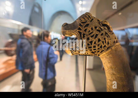 Musée Viking à Oslo, voir d'une tête d'animal en bois finement sculptés poster découvert dans le navire Oseberg, Viking Ship Museum, Oslo, Norvège. Banque D'Images