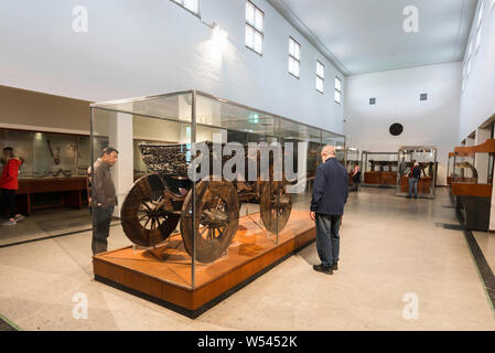 Musée Viking, Oslo voir des visiteurs de la Viking Ship Museum à Oslo à un panier en bois à découvert dans le navire Oseberg, la Norvège. Banque D'Images