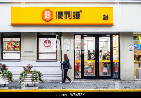 --FILE--un piéton passe devant un Bian Li Feng dépanneur à Shanghai, Chine, 27 décembre 2018. Chaîne de supermarchés chinois se Bianlifeng ch Banque D'Images