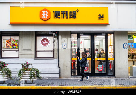 --FILE--un piéton passe devant un Bian Li Feng dépanneur à Shanghai, Chine, 27 décembre 2018. Chaîne de supermarchés chinois se Bianlifeng ch Banque D'Images