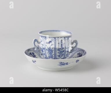 Tasse et soucoupe d'aérosols de fleurs dans un panneau de décoration, tasse et soucoupe en porcelaine, la tasse avec deux oreilles recourbés, peint en bleu sous glaçure. Sur le mur de la tête, huit cartouches allongé rempli de fleurs différentes vaporisations (lotus, prunus, pivoine, chrysanthème) creusée dans un sol de travail serviette, entre les compartiments a ruyi motif sur le bord, le bord interne avec nappes travail. Sur la plaque de l'plat un médaillon festonné avec la direction générale de la pivoine et des oiseaux, autour de le médaillon en forme de pétale de huit cartouches remplies de fleurs différentes vaporisations (lotus, chrysanthème) découpées dans un motif de serviette Banque D'Images