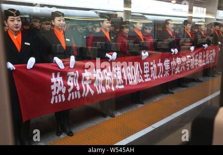 Les accompagnateurs de train chinois posent devant la première bullet train Fuxing avec une vitesse de 160 km par heure en cours d'exécution sur la ligne Lanzhou-Chongqing au L Banque D'Images