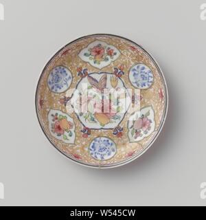 Saucer avec ruby retour, morte de fleurs, de fruits et de papillon, plat en porcelaine, peintes sur l'émail en bleu, rouge, rose, vert, jaune, noir et or. Sur le plat au centre un cartouche avec des fleurs, autour de la cartouche floral avec trois médaillons à une branche de fleurs et trois fois par quatre passes avec une branche de fleurs et de fruits. L'arrière du plat est recouvert d'un glaçage rose (ruby retour). Le mur a été cassé. Famille rose., anonyme, la Chine, l'c. 1725 - c. 1749, dynastie Qing-(1644-1912) / Yongzheng-période (1723-1735) / période de Qianlong (1736-1795), Porcelaine, glaçure (matériel), de l'or (métal Banque D'Images