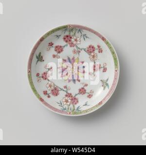 Avec soucoupe fleur stylisée, prunus arbres et d'oiseaux, Porcelaine soucoupe sur mur de ronde, peinte sur l'émail en bleu, rouge, rose, vert, jaune et noir. Sur l'étagère une fleur stylisée dans le centre, un arbre prunus à fleurs de chaque côté, un oiseau volant entre les branches de l'arbre, de la frontière avec nappes travailler avec un tour de fleurs vert et rose contre la masse. Une fissure dans le mur. Famille rose., anonyme, la Chine, l'c. 1725 - c. 1749, dynastie Qing-(1644-1912) / Yongzheng-période (1723-1735) / période de Qianlong (1736-1795), porcelaine (matériau), glaçure, la vitrification, H 1,8 cm d 11,3 cm d Banque D'Images