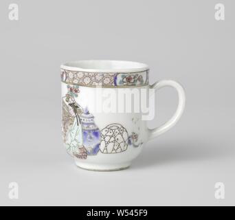 Tasse avec poignée avec deux dames à une table entouré par des objets, de la porcelaine, de la coupe d'oreille peints sur l'émail en bleu, rouge, rose, vert, jaune, noir et or. Sur l'extérieur de la tête deux dames assis à une table avec un plateau avec thé, les dames sont entourés de divers objets tels que des tables, des vases, un trépied, un doigt citron, ventilateur, morte etc ., autour du bord avec un groupe de travail alternant avec une serviette fleur branche dans un cartouche. Famille rose., anonyme, la Chine, l'c. 1725 - c. 1749, dynastie Qing-(1644-1912) / Yongzheng-période (1723-1735) / période de Qianlong (1736-1795), porcelaine (matériau Banque D'Images