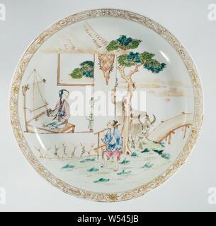 Soucoupe-plat avec le oxherd et le tisserand girl, plat en porcelaine avec mur de ronde, peinte sur l'émail en bleu, rouge, rose, vert, jaune, marron, noir et or. Sur le devant un pavillon par une rivière avec un berger, son boeuf, attaché à un arbre, et un tisserand dans le pavillon, une deuxième femme ressemble à l'angle de la fenêtre, le bord intérieur avec vrilles lotus. Famille rose., anonyme, la Chine, l'c. 1730 - c. 1745, dynastie Qing-(1644-1912) / Yongzheng-période (1723-1735), Porcelaine, glaçure (matériel), de l'or (métal), la vitrification, H 3,5 cm d 20,6 cm d 13,5 cm Banque D'Images