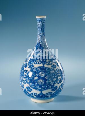 Vase bouteille en forme de poire avec panneaux avec lotus morte, en porcelaine en forme de bouteille, vase, le corps en forme de poire déborder dans un col étroit, peint en bleu sous glaçure. Sur le mur, quatre lobes interconnectés cartouches remplies de lotus bleu contenant des vignes, autour du pied et autour de l'épaule avec une bande de motifs ruyi fermé par une étroite bande à motifs géométriques, le cou avec un motif géométrique avec quatre cartouches lobées avec vrilles. Inscrite sur le fond avec une feuille d'armoise. Bleu Blanc., anonyme, la Chine, l'c. 1700 - c. 1724, Qing Dynasty, Kangxi (1644-1912) / (1662-1722 Période de Banque D'Images