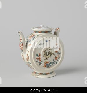 Théière avec un tigre, d'oiseaux et de fleurs, volutes de théière porcelaine pâte molle (pâte tendre) à pied et un bec en forme de S, peinte sur l'émail en bleu, rouge, vert, jaune, noir et or. Le ventre est sous la forme d'un cylindre debout sur le côté, avec un médaillon et un cercle en relief sur le mur plat. Sur le mur un tigre, deux oiseaux et une plante en fleurs. Le mur de ronde, le déversoir et l'oreille à la fleur de vigne. Sur le cou et le pied d'un groupe avec l'éclosion interrompue par la moitié des fleurs. L'oreille a largement rompue. Couvercle en porcelaine avec morte n'est pas la comparaison. Style Kakiemon Banque D'Images