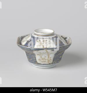 Bol à couvercle octogonal avec des plantes à fleurs dans les panneaux et les sprays de fleurs, octogonale, en forme de cloche couvercle bol avec soucoupe en porcelaine, peint en bleu sous glaçure et sur l'émail de l'or. L'extérieur du bol est couvert de fleurs sous glaçure bleu avec des branches dans l'or. En elle, quatre cartouches festonné avec des plantes à fleurs (prunus, bambou) et d'une pivoine stylisée sont enregistrés. Sur le fond de vase. La bordure intérieure avec huit compartiments avec fleurs stylisées et fleurs de vignes. Le couvercle avec la même décoration. Imari., anonyme, le Japon, l'c. 1700 - c. 1799, période Edo (1600-1868), porcelaine Banque D'Images