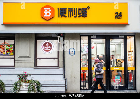 --FILE--un piéton passe devant un Bian Li Feng dépanneur à Shanghai, Chine, 27 décembre 2018. Démarrage d'une chaîne de dépanneurs exigences a Banque D'Images