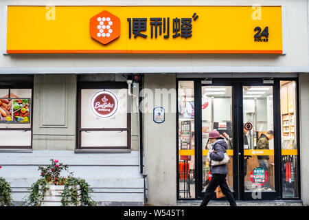 --FILE--un piéton passe devant un Bian Li Feng dépanneur à Shanghai, Chine, 27 décembre 2018. Chaîne de supermarchés chinois se Bianlifeng ch Banque D'Images