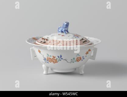 Brûleur d'encens avec une couverture et des sprays de fleurs, encens en porcelaine en forme de cuvette ronde avec une bague de pied et d'un bord-côtes, sur trois pattes, avec deux oreilles rectangulaires, avec un couvercle bombé surmonté d'un lion shishi (chien) avec des ouvertures en forme d'un ventilateur, d'une fleur de cerisier (Prunus) et une seule feuille fleur de cerisier. Peints sur l'émail en bleu, rouge, vert et noir avec des branches de Prunus et une bordure de triangles avec des lignes sur le couvercle. Theodore Kakiemon, Jean Royer, anonyme, le Japon, l'c. 1670 - c. 1690, période Edo (1600-1868), porcelaine (matériau), glaçure, la vitrification, h 10,5 Banque D'Images