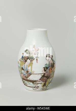 Vase ovoïde avec quatre femmes et deux enfants à une table et une inscription, en forme d'oeuf avec un grand vase en porcelaine, cou court, peinte sur l'émail en bleu, rouge, rose, vert, jaune, violet, noir et or. Sur le mur d'une scène de deux 'go' jouant les dames à une table avec quatre personnes, deux femmes et deux enfants, à côté de la spectateurs un vase à fleurs, derrière la lecture d'une table avec des femmes (antiquités vase aux plumes de paon, corail, sceptre, musique, encens en pierre), à côté de la table deux grands vases. De l'autre côté une inscription "Photo d'un jeu' go ', peint le jour de Fleurs Banque D'Images