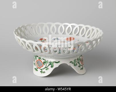 Plat de soucoupe sur trépied avec des plantes à fleurs à proximité de rochers, Porcelaine plat tripode avec mur ajouré, peint sur la glaçure en bleu, rouge, vert, noir et or. Sur la télévision des plantes à fleurs (pivoines, aster) à proximité de rochers, entre les deux fleurs de papillons. Une cartouche lobées, travaillé dans les jambes entourées de feuilles. Quelques fissures dans le travail de la dentelle, l'échelle a été restauré. Avec l'émail de porcelaine couleurs, Jean Théodore Royer, anonyme, le Japon, l'c. 1700 - c. 1724, période Edo (1600-1868), Porcelaine, glaçure (matériel), de l'or (métal), la vitrification, H 11 cm d 24 cm d 15 cm Banque D'Images