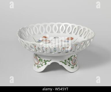 Plat de soucoupe sur trépied avec des plantes à fleurs à proximité de rochers, Porcelaine plat tripode avec mur ajouré, peint sur la glaçure en bleu, rouge, vert, noir et or. Sur la télévision des plantes à fleurs (pivoines, aster) à proximité de rochers, entre les deux fleurs de papillons. Une cartouche lobées, travaillé dans les jambes entourées de feuilles. Quelques fissures dans le travail de la dentelle, l'échelle a été restauré. Avec l'émail de porcelaine couleurs, Jean Théodore Royer, anonyme, le Japon, l'c. 1700 - c. 1724, période Edo (1600-1868), Porcelaine, glaçure (matériel), de l'or (métal), la vitrification, H 11 cm d 24 cm d 15 cm Banque D'Images