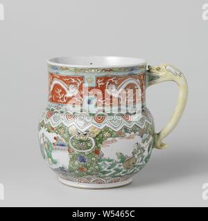 Tankard avec des dragons, des chiffres dans les paysages et les frontières d'ornement, Beer mug en porcelaine, avec un corps sphérique et une oreille en forme de C se terminant par une tête de dragon. Peints sur l'émail en bleu, rouge, vert, jaune, turquoise, aubergine, noir et or. Le ventre est couvert de fleurs en vrac dans un contexte de grenouilles vertes'. En cela, quatre des boîtes en forme de grenade ont été enregistrés, avec deux pêcheurs dans une scène, dans l'un deux garçons avec une cage à oiseaux dans un jardin clos et une avec deux hommes dans un jardin clos jeter des monnaies dans un panier avec une grenouille. Un monstre tête avec un anneau entre Banque D'Images