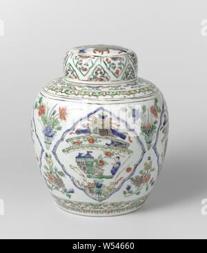 Pot ovoïde couvert, avec des antiquités et des sprays de fleurs, en forme d'Oeuf pot couvercle en porcelaine, peint en bleu sous glaçure et sur l'émail bleu, rouge, vert, jaune, auberine, noir et or. Cartouches lobées sur le couvercle avec feuille feuilles et un médaillon avec des antiquités. Inscrite sur le fond avec un diamant en vert et noir émail dans un double cercle. Famille verte., anonyme, la Chine, l'c. 1700, Qing Dynasty, Kangxi (1644-1912) / (1662-1722) période, Porcelaine, glaçure (matériel), le cobalt (minéral), de l'or (métal), la vitrification, H 5,6 cm × 11,7 cm d Banque D'Images